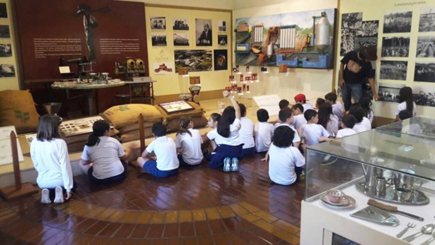 Alunos visitam Planetário e Museu Histórico
