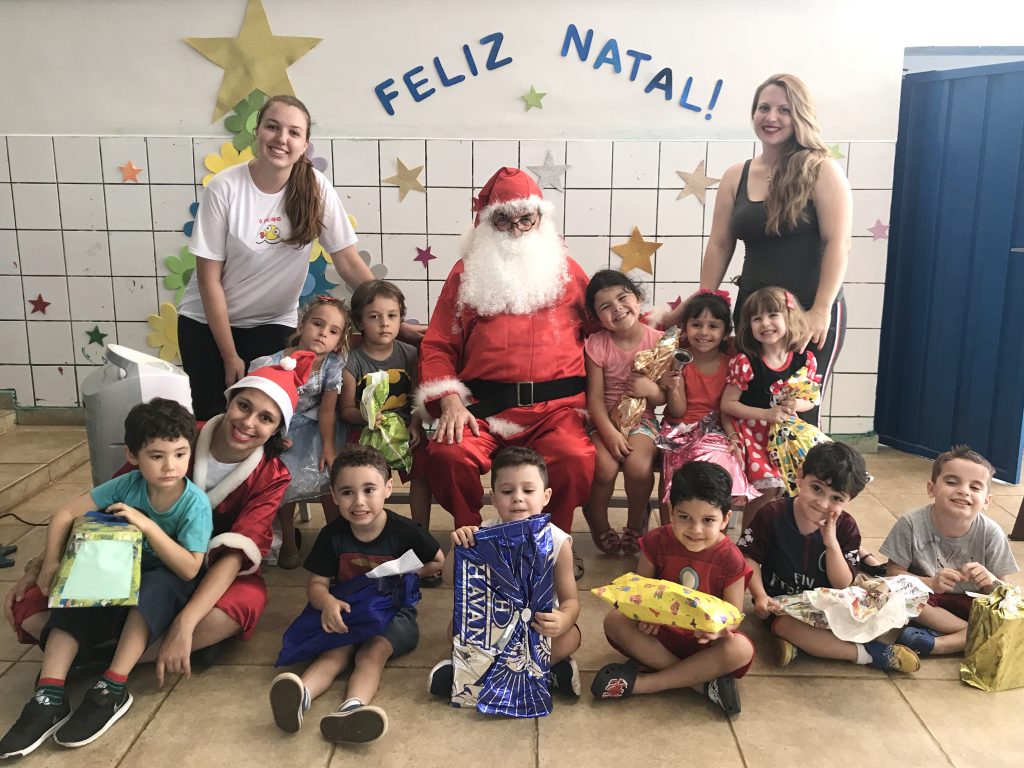 Escola de Samambaia ganha visita do Papai Noel em ação social de Natal