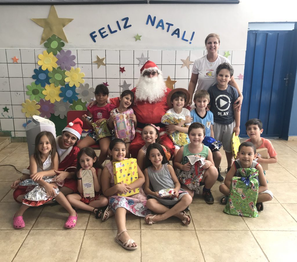 Escola de Samambaia ganha visita do Papai Noel em ação social de Natal