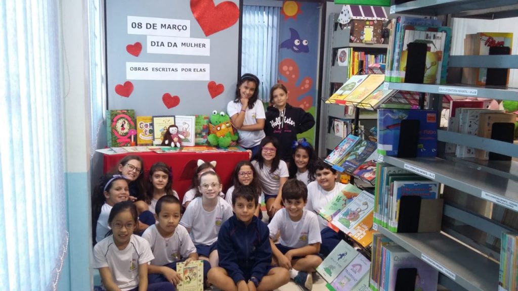 Menina de 11 anos transforma puxadinho em biblioteca no interior de SP -  26/11/2015 - UOL Educação